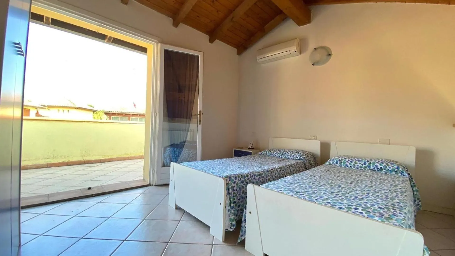 Schoene Ferienvilla Tahaa Mit Balkon Lido delle Nazioni 0*,  Italië
